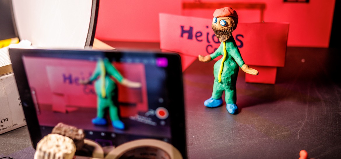 Plasticine model filmed with tablet