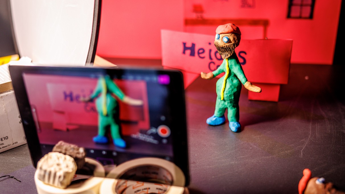 Plasticine model filmed with tablet