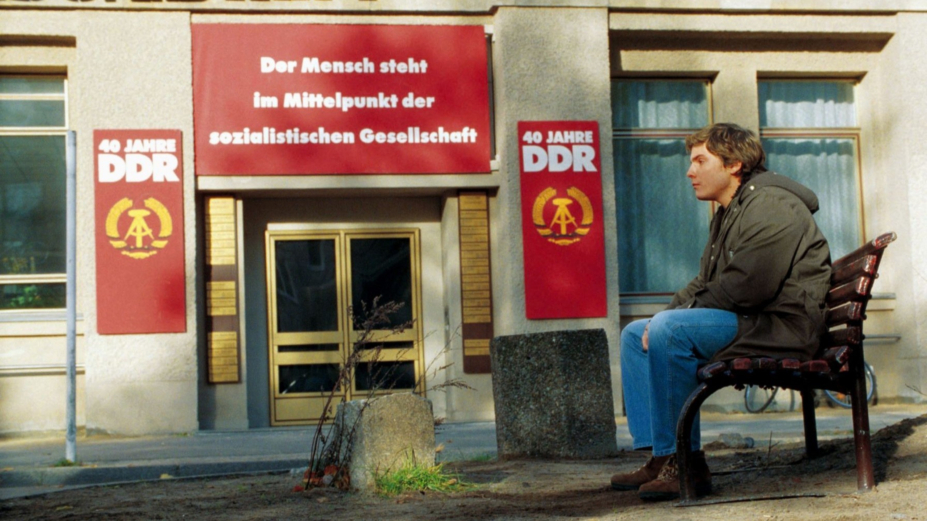 A film guide that uses the film 'Good Bye Lenin!' (2003) to discuss German 