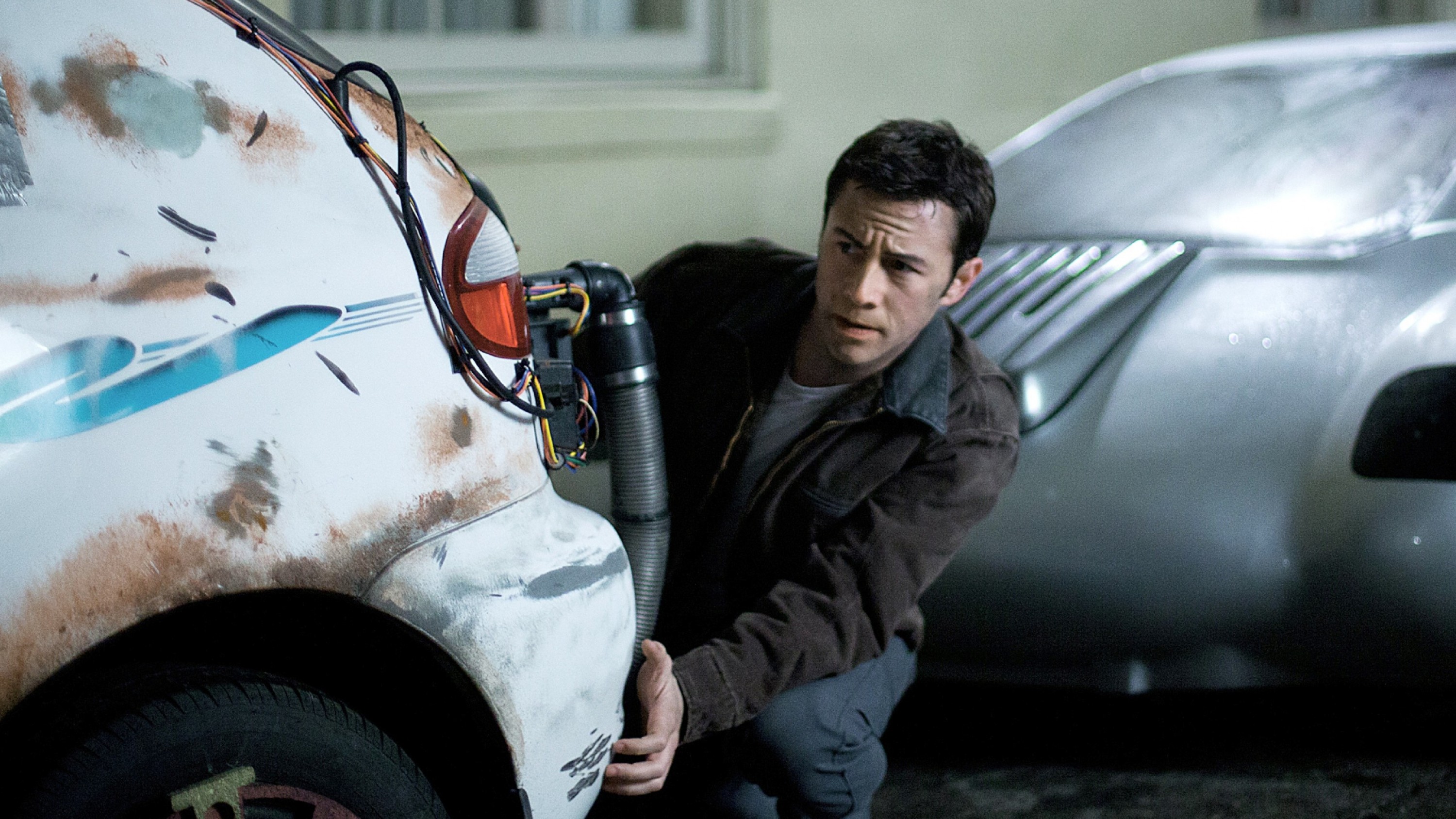 A film guide that looks at Looper (2012), exploring the science-fiction gen