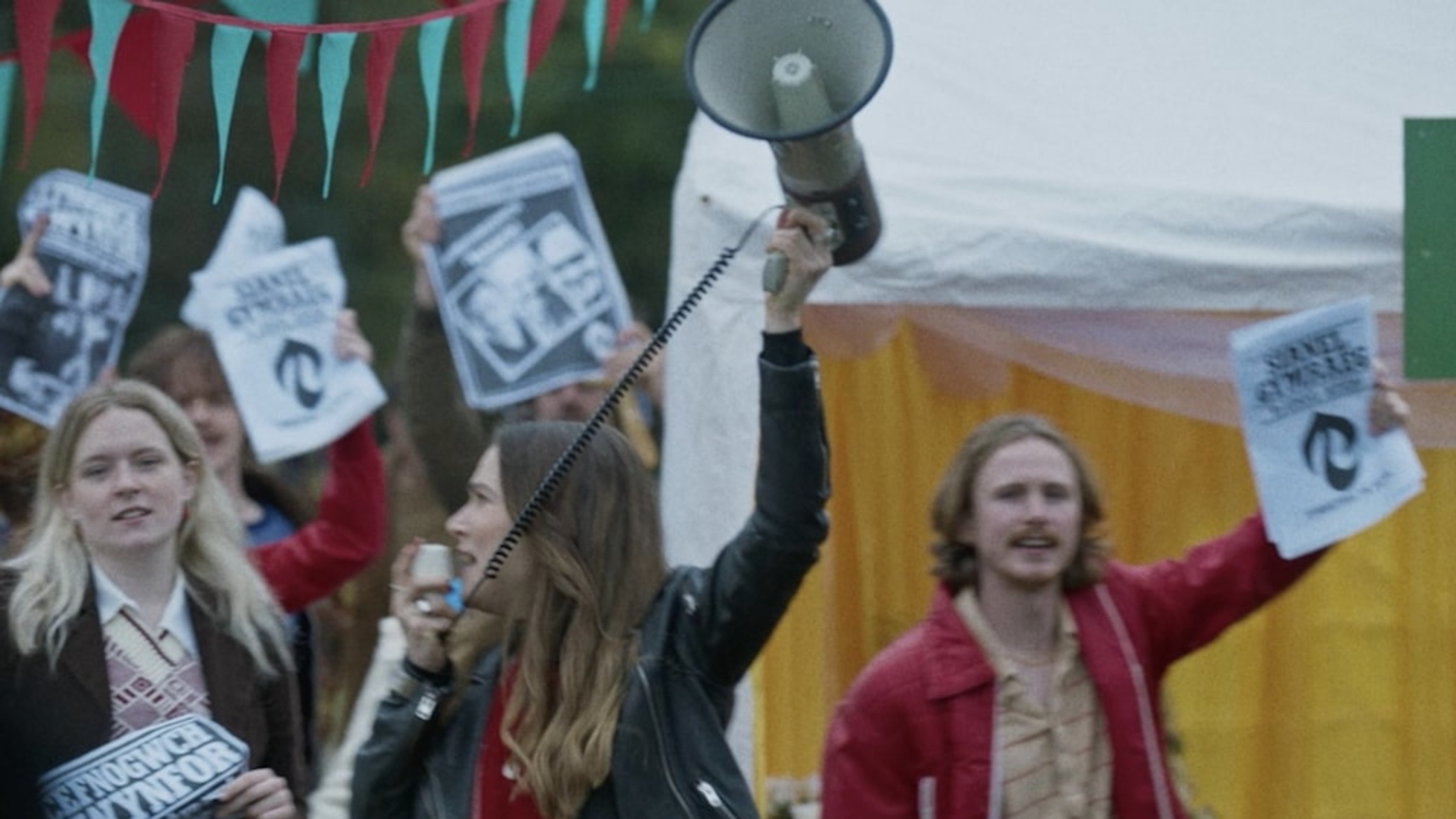 A film guide that looks at 'Y Swn' (2023), exploring the different ways lan