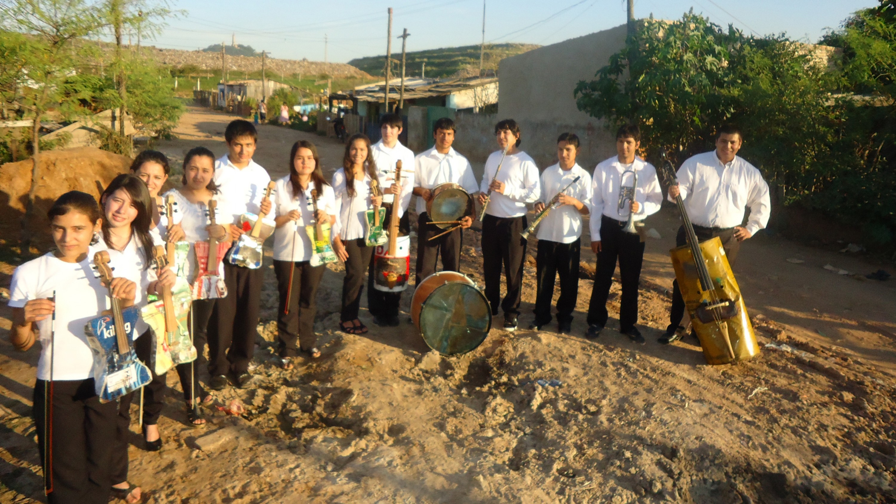 A film guide that looks at Landfill Harmonic (2015), exploring its key topi