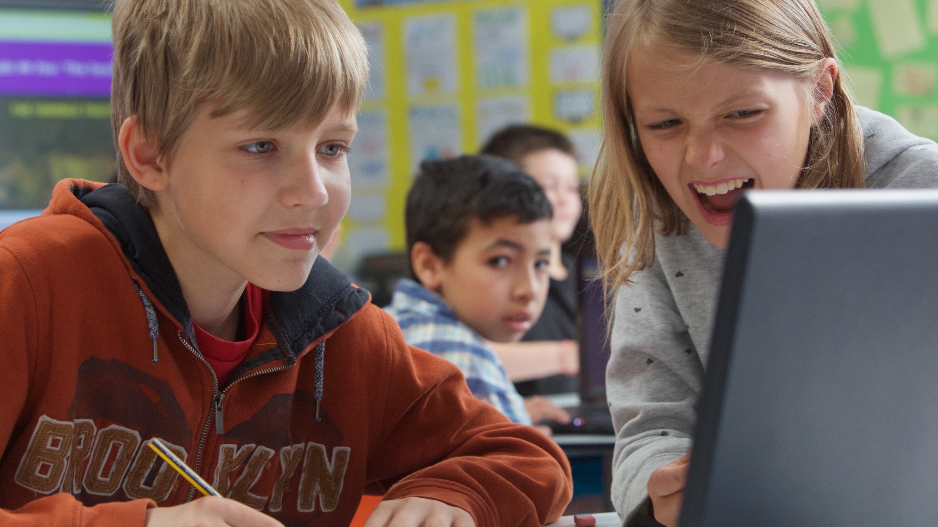 Defnyddiwch ffilm fel cymorth i ddysgu gwyddoniaeth. thumbnail