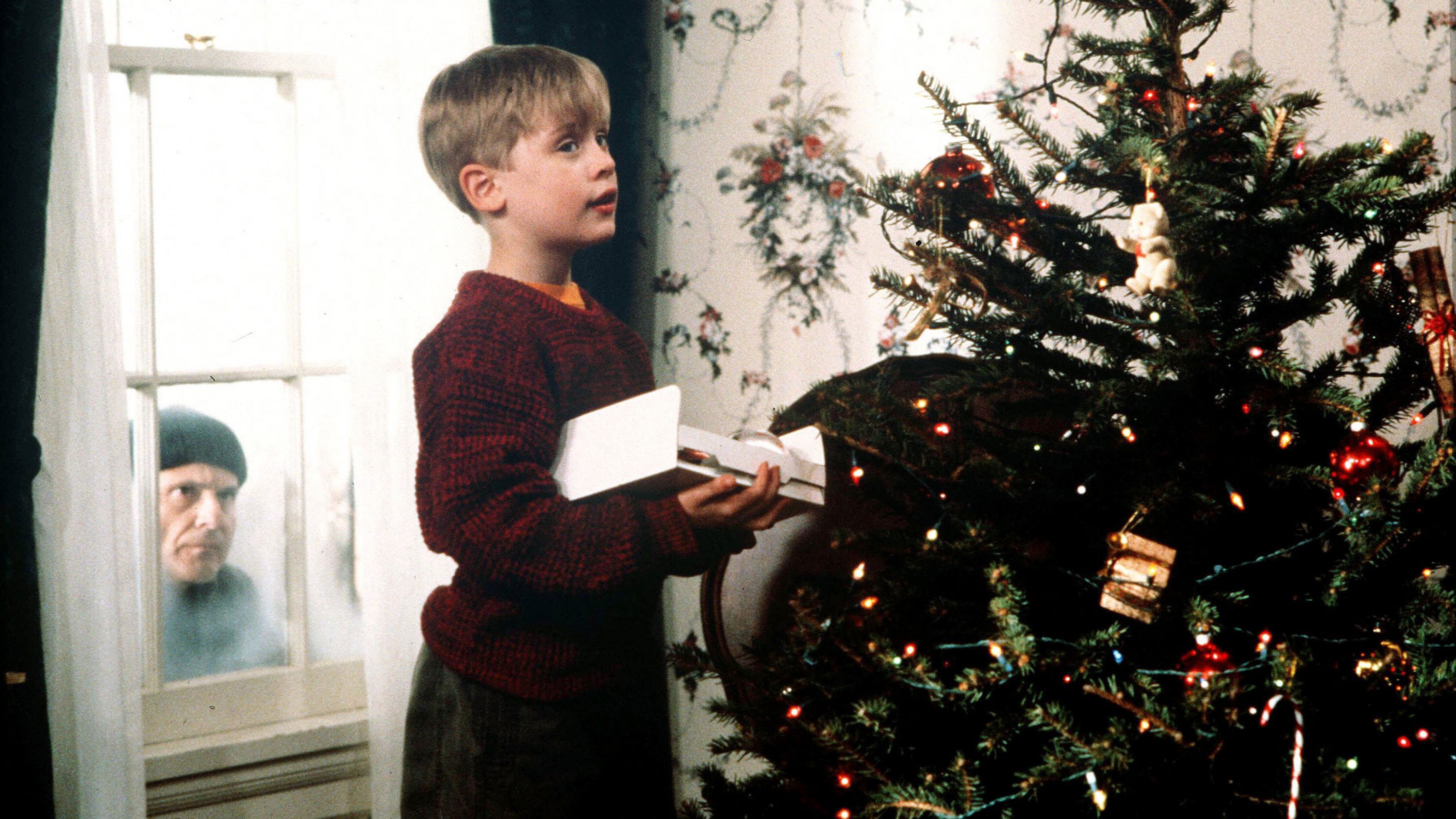 A film guide looking at Home Alone (1990), exploring its key topics and the