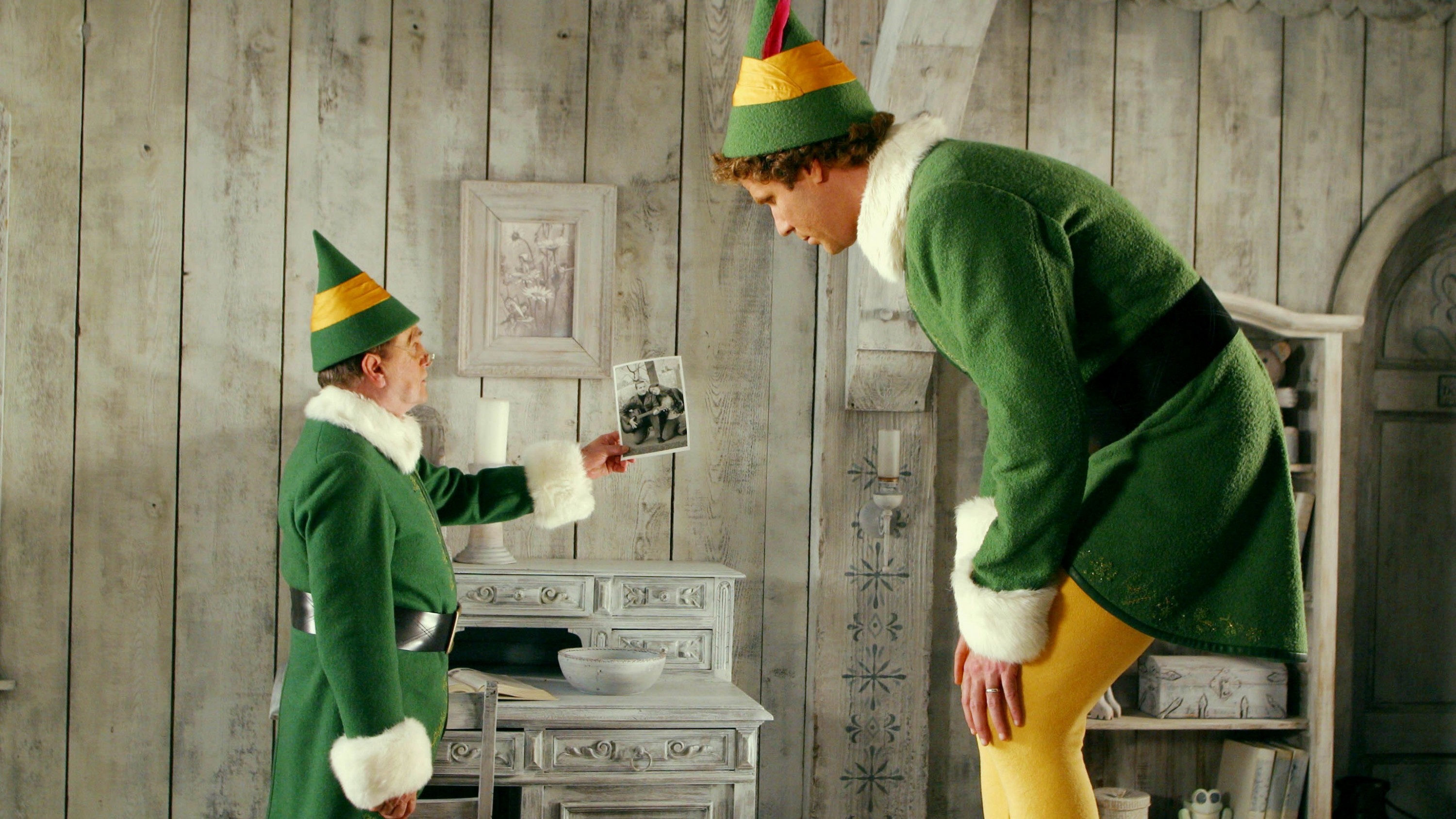 A film guide that looks at Elf (2003), exploring its key topics and themes 