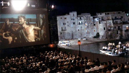 A film guide that looks at Cinema Paradiso (1988), exploring topics such as