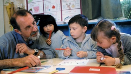 A film guide that uses the film Être et Avoir (2002) to explore the French 