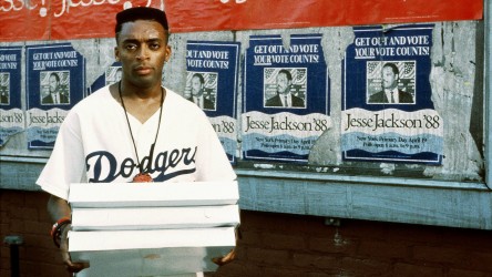 Canllaw Ffilm sy'n ffocysu ar Do the Right Thing (1989) thumbnail