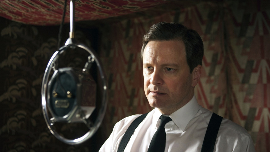 Colin Firth interpretando o Rei George VI diante do microfone da BBC
