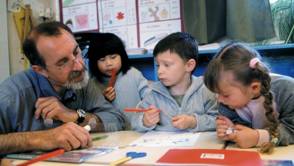 A film guide that uses the film Être et Avoir (2002) to explore the French 