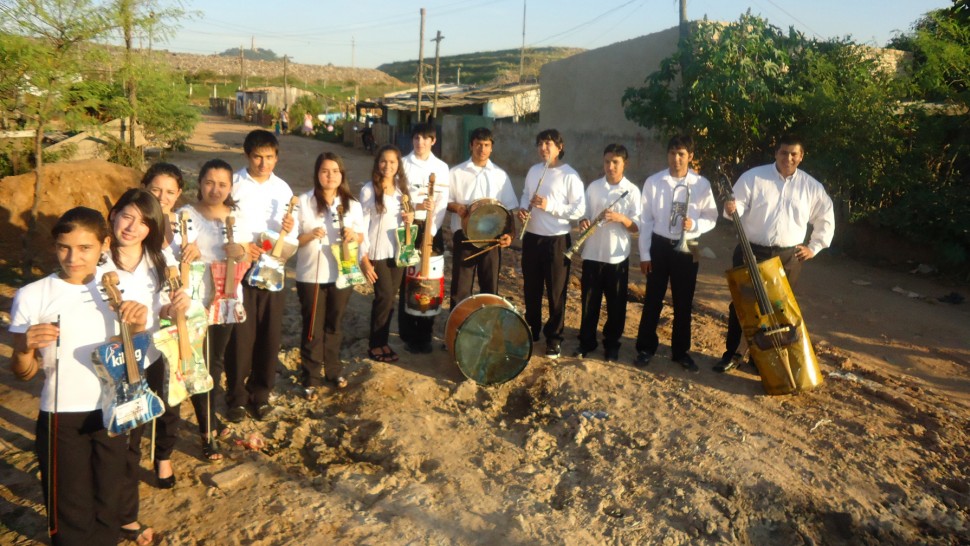 A film guide that looks at Landfill Harmonic (2015), exploring its key topi